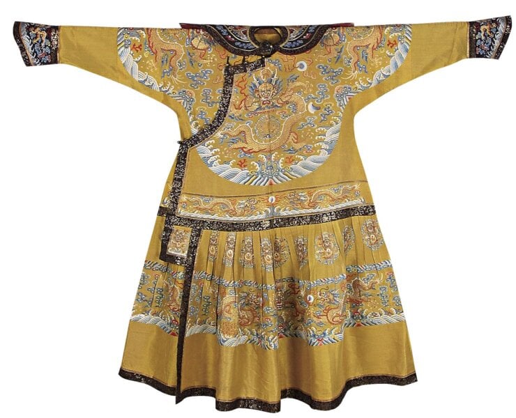 清〈黃紗納彩雲龍朝袍〉，瀋陽故宮藏。服裝有明顯的「減章」，如開襟處剪去「黻」章，應為設計或製作時省略。