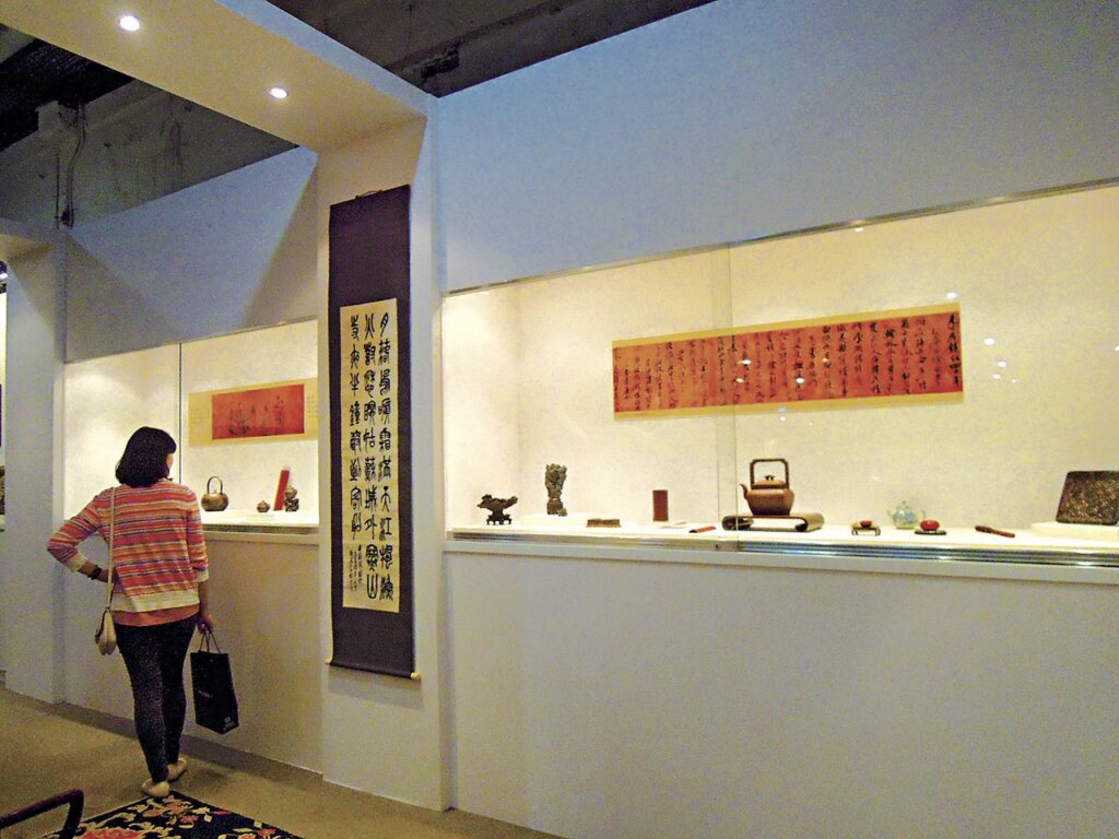 雲中居展出的隋代綠釉貼花罐及春秋〈灰陶加彩帶蓋方壺〉。