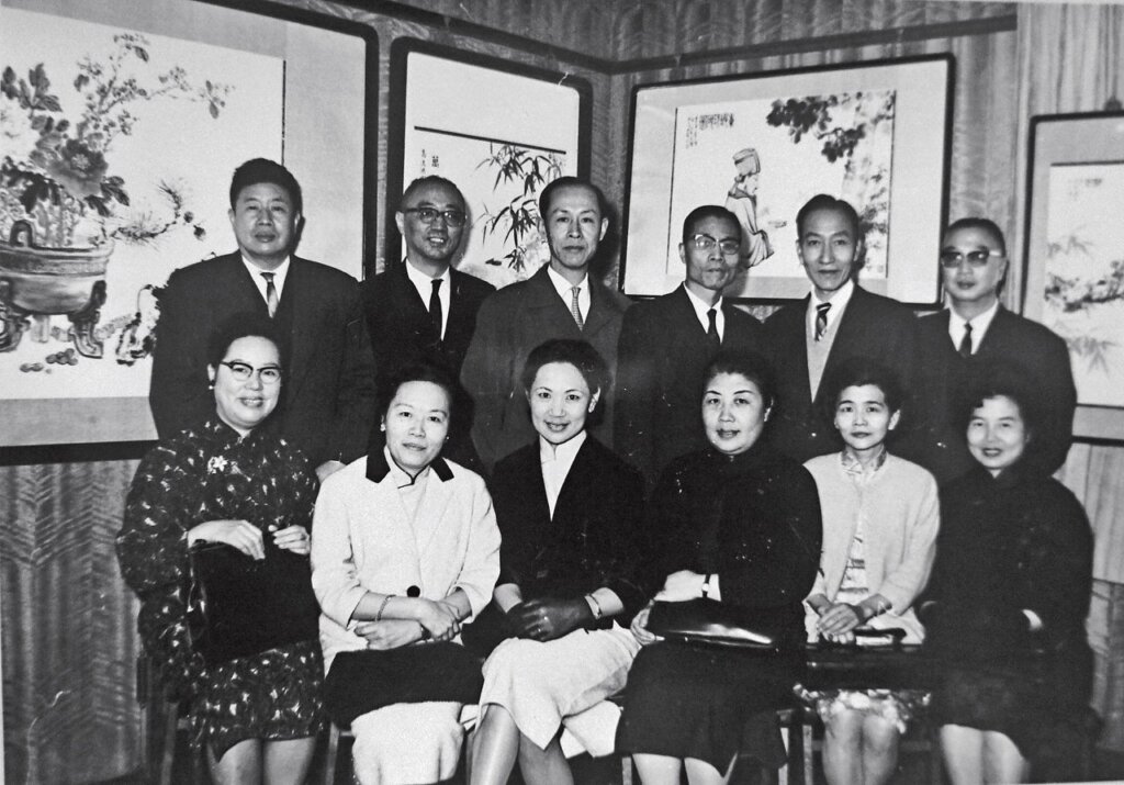 1961年作〈歲朝吉慶圖〉，上款人彝九仁兄、德容賢妹，邵幼軒牡丹、吳詠香墨竹、季康魚磬紅柿、陳隽甫古瓶。