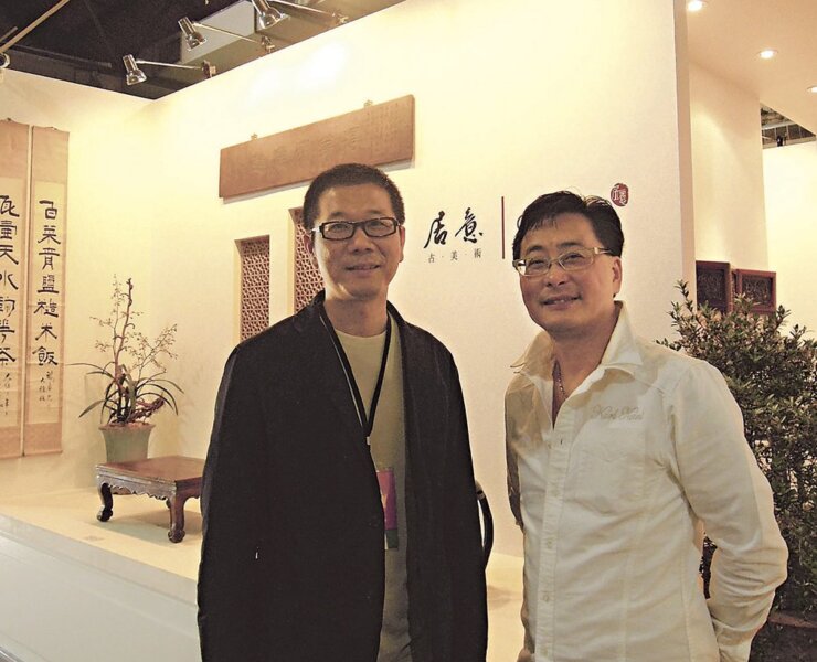 （左）居意古美術負責人張富荃、鑑古堂堂主藤文浩。