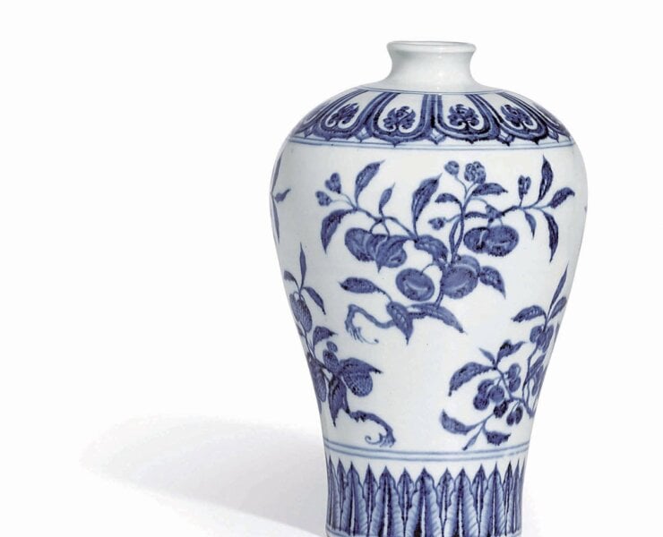 明永樂〈青花折枝瑞果紋梅瓶〉，高28公分，預估價2000萬～3000萬港元，成交價4828萬港元，香港蘇富比「重要中國瓷器及工藝品」。