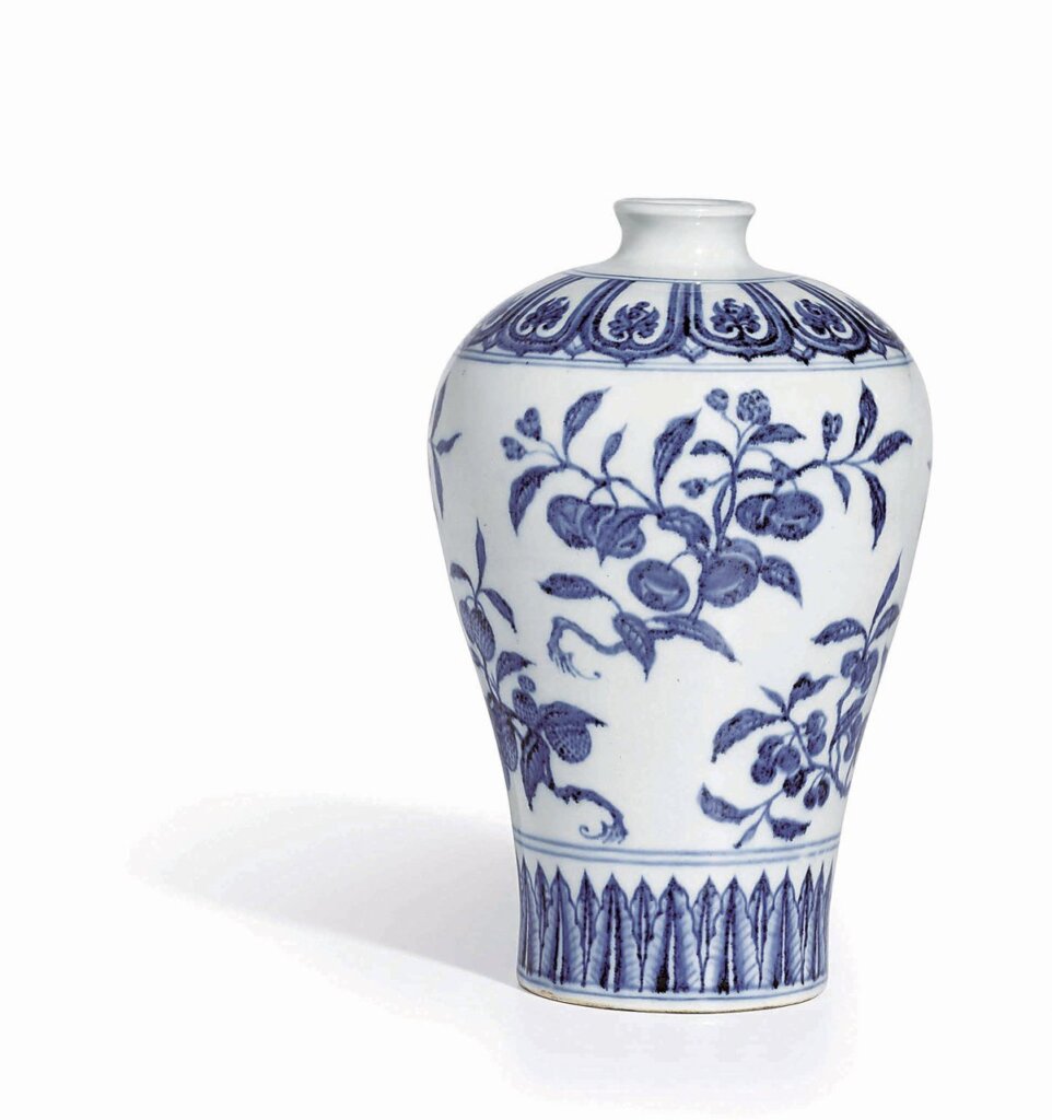 明永樂〈青花折枝瑞果紋梅瓶〉，高28公分，預估價2000萬～3000萬港元，成交價4828萬港元，香港蘇富比「重要中國瓷器及工藝品」。