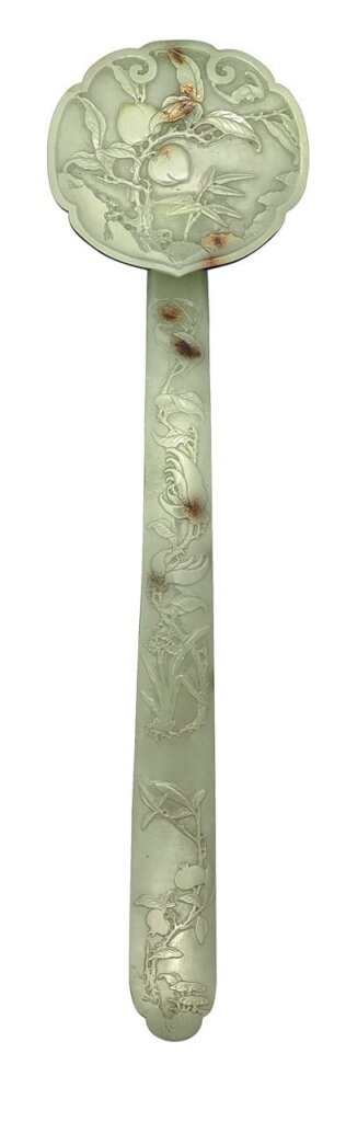 佳士得18世紀清〈青白玉染褐斑雕花如意〉，預估價20萬～30萬英鎊。
