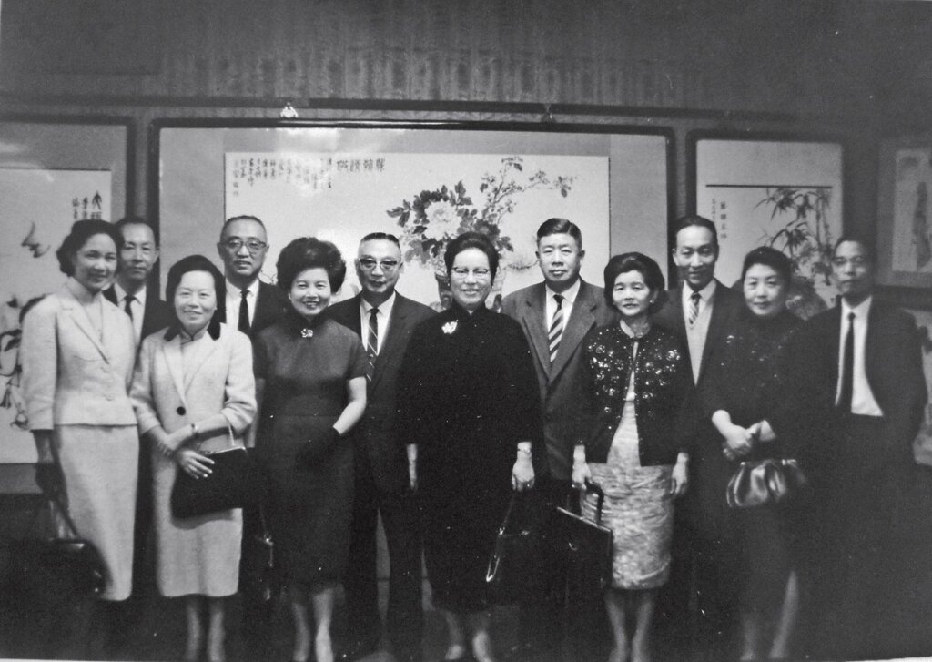 1966年，「六儷雅集合作畫展」之〈歲朝清供〉：「伯英先生方家教之，乙巳春年六儷雅集同人合作於蘭香館，臨安高逸鴻竝記」。圖／龔書綿提供。