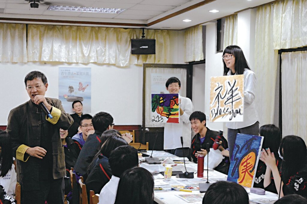引導文華高中同學發揮創意，共同創作漢字作品的老師李國揚，讓工作坊的體驗課程變得活潑有趣又有成就感。