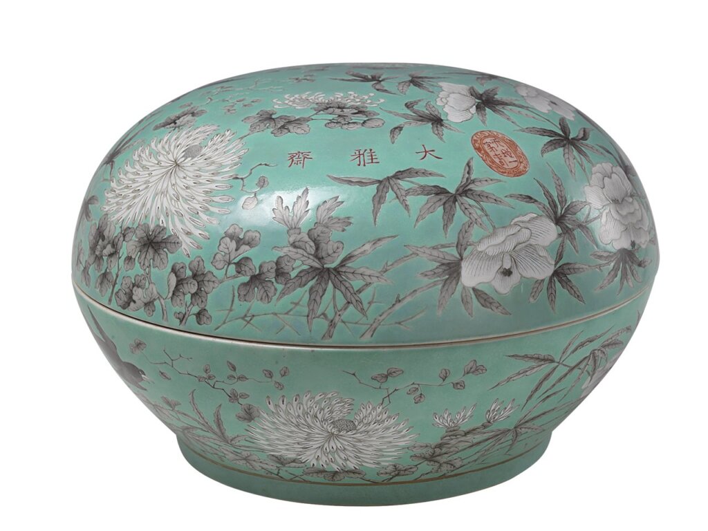 潘天壽〈雛雞啾食圖軸〉，108×31公分。