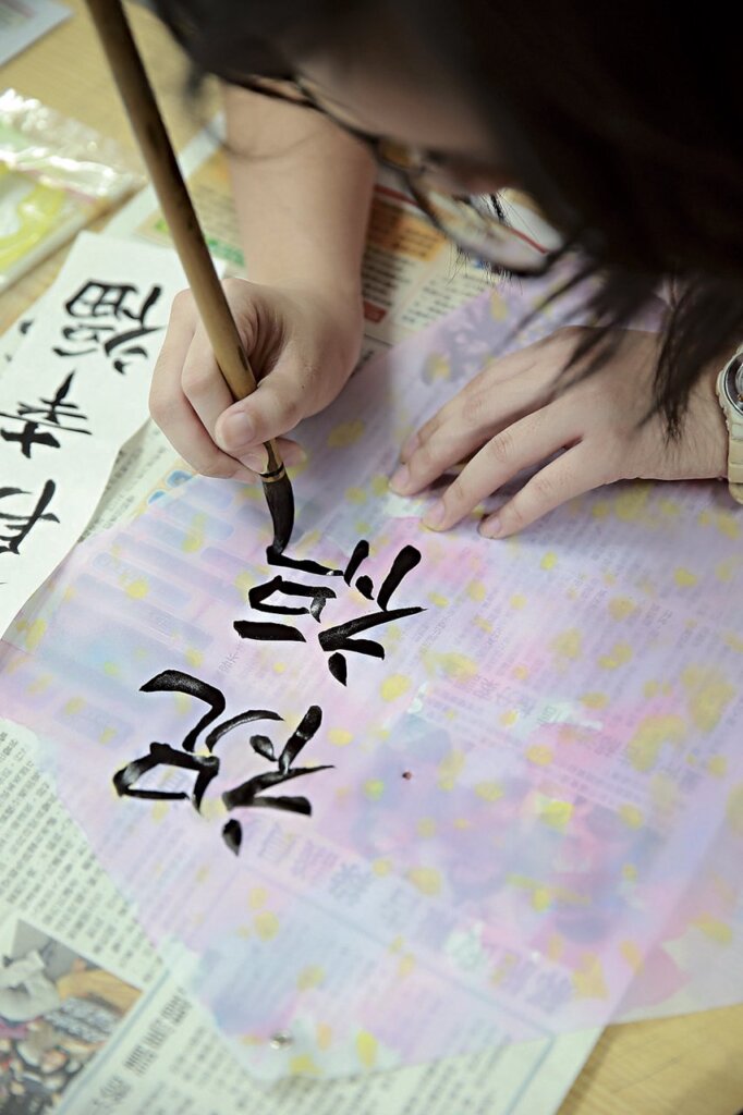 同學於風箏上書寫祝福文句。
