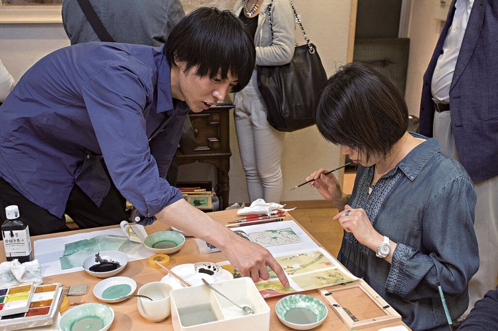 「粟津藝廊（Gallery Awatsu）」的工作坊體驗用礦物顏料作畫。