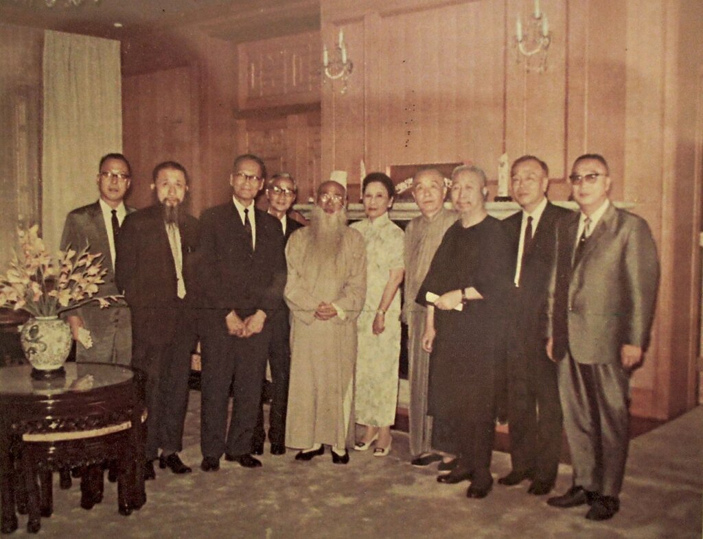 1967年，畫壇群英會：右起高逸鴻、姚夢谷、鄭曼青、馬壽華、蔣夫人宋美齡、張大千、張穀年、黃君璧、劉延濤、陳丹誠。