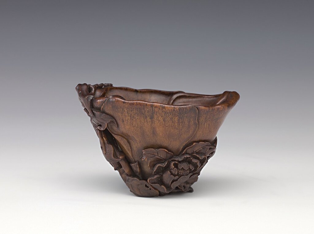 清（1644～1911）〈牡丹花形蜂蝶犀角杯〉。