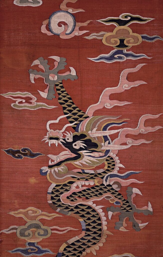 Jacqueline Simcox明代〈五爪皇龍戲珠雲紋緙絲〉。