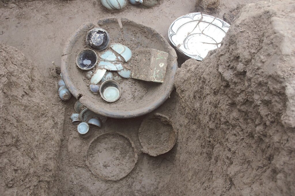 河南葉縣文集遺址金代三彩方盒出土情況。
