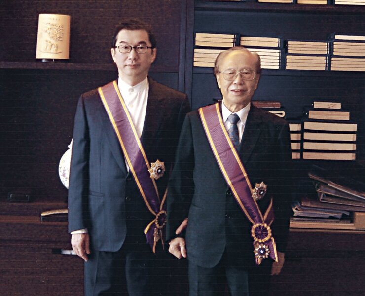 廣達集團董事長林百里（左）與故宮前院長秦孝儀結識，於2005年催生廣達文教基金會。圖／本刊資料室。