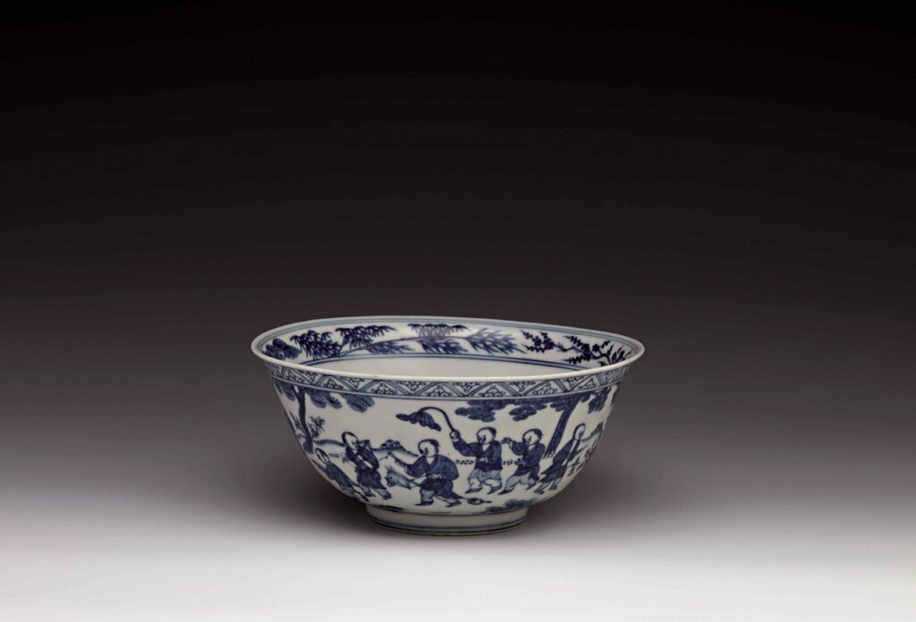 明嘉靖（1522～1566）「大明嘉靖年製」款〈青花嬰戲圖碗〉。