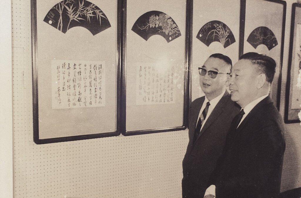 高逸鴻1969年作〈孔雀紅梅〉。龔書綿詩：「繡屏開向晚風前，滿樹紅梅似欲燃。」