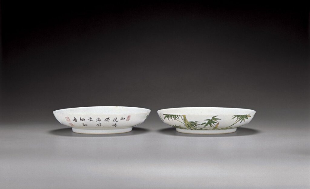 清雍正（1723～1735）「雍正年製」款〈琺瑯彩翠竹紋題詩碟〉一對。