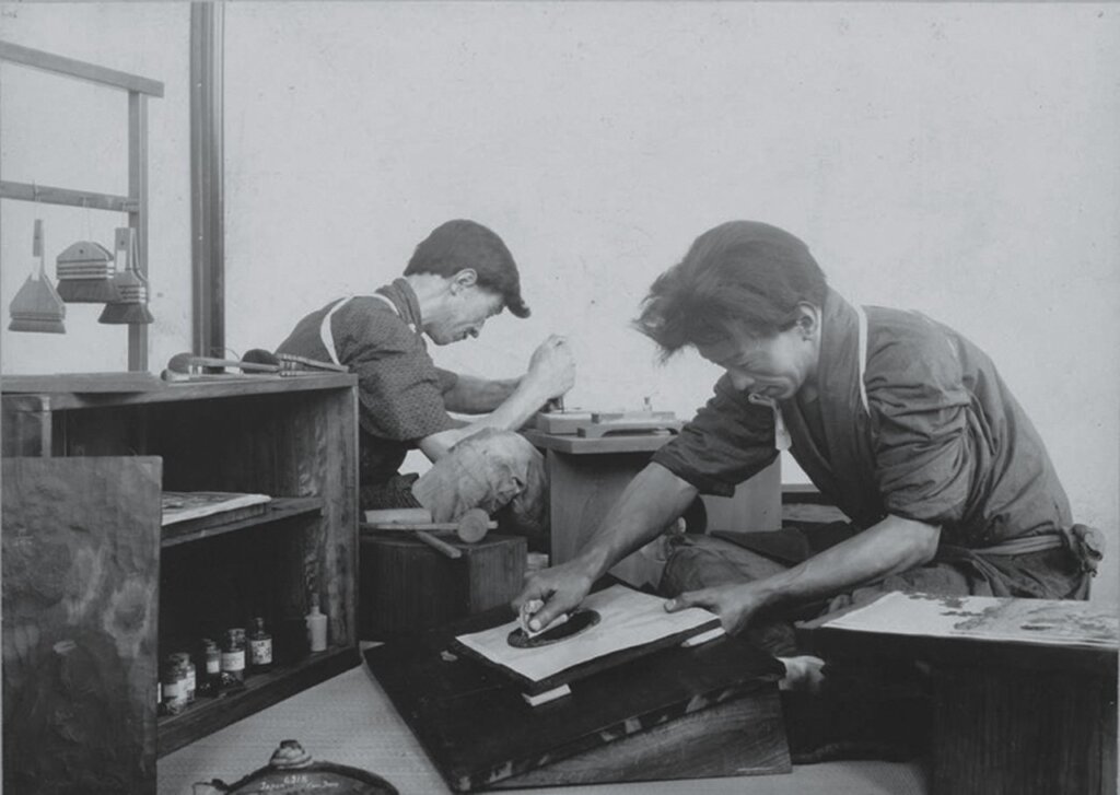 1910年的倫敦日籍版畫師,可能是杉崎秀明和漆原由次郎。©Trustees of the Victoria and Albert Museum。
