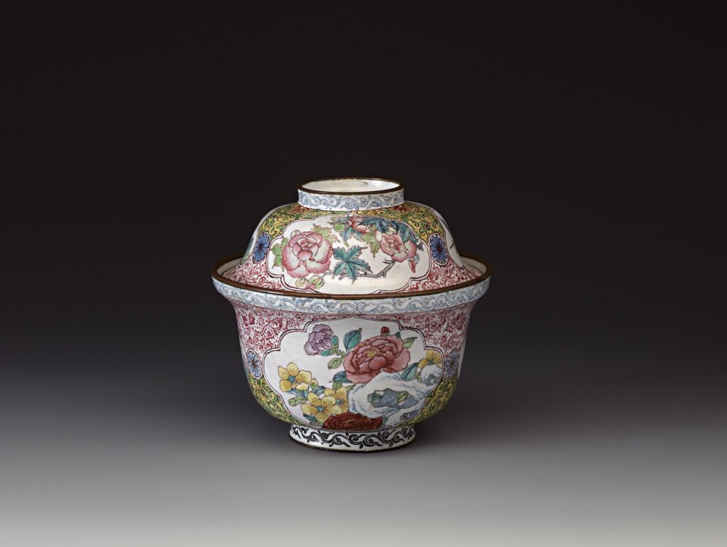 清乾隆（1736～1795）〈銅胎畫琺瑯花卉紋蓋杯〉。