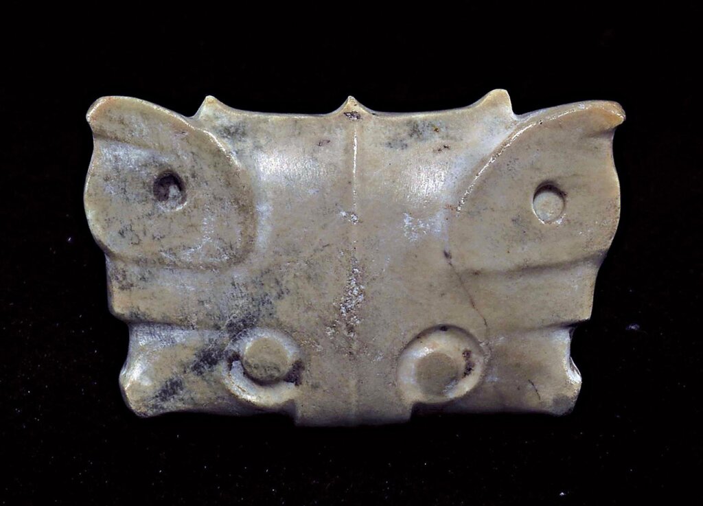 石家河文化〈玉虎〉，2.8×3.4×1公分。