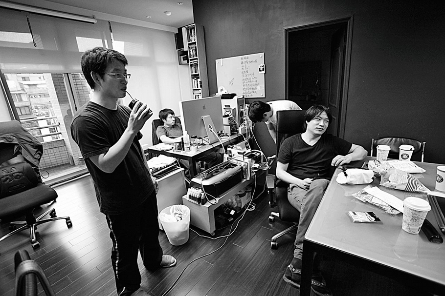 過去「複氧」曾在晶華酒店旁,員工皆為清一色男性。(攝影╱崔廣宇)