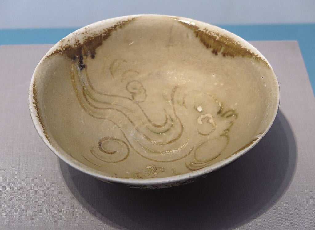 唐〈長沙窯彩繪青瓷碗〉，黑石號沉船出水，浙江省博物館藏。