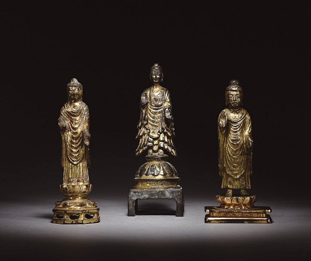 明萬曆〈青花獅形香爐〉，長15公分、高21公分。
