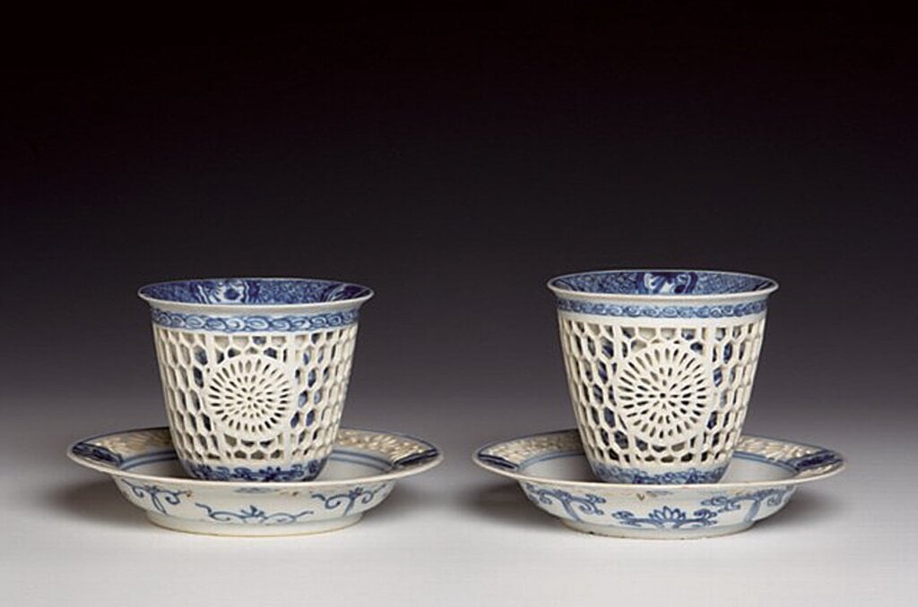 清康熙約1690年〈外銷瓷青花鏤雕杯碟組〉一對。英國倫敦古董商Santos。