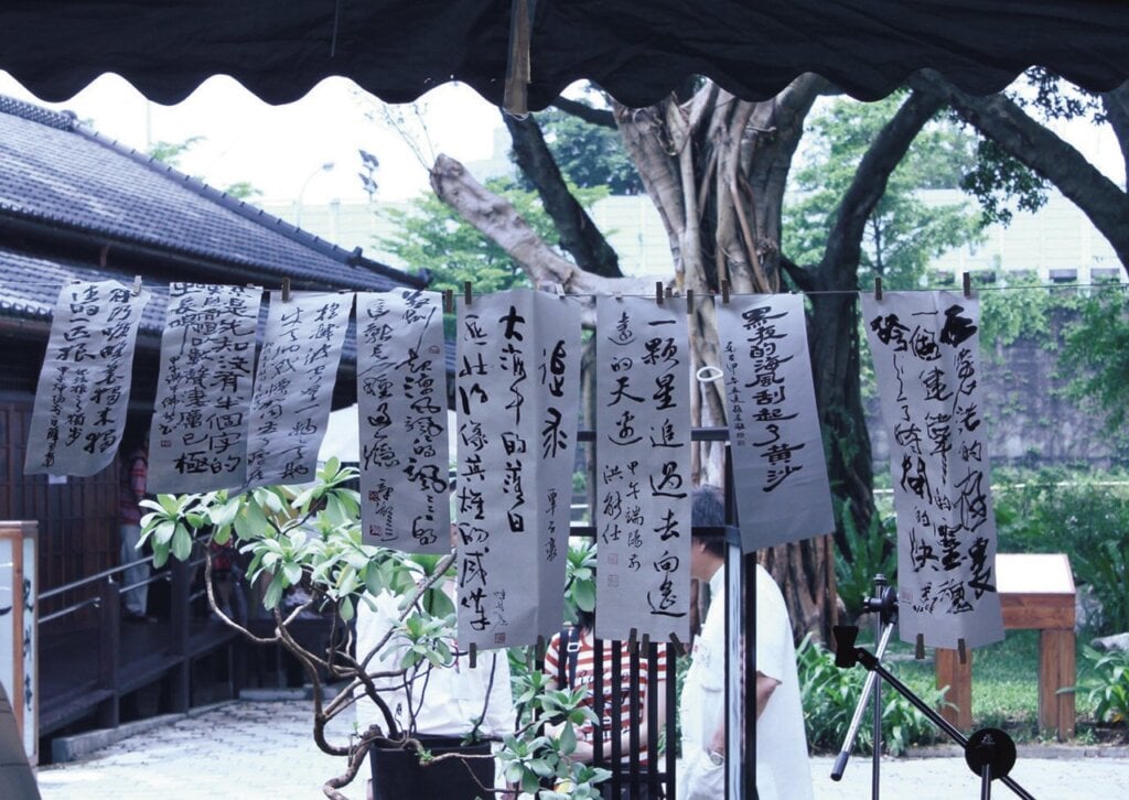 右起許水富、張庭溎、洪能仕、陳宏勉、林章湖、李郁周、林麗華、薛平南即席新詩書作。