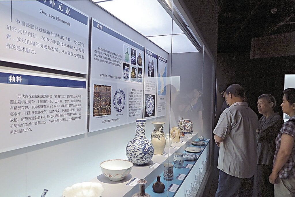 會場說明牌不僅詳細介紹每個單元的歷史背景、發展情況，更補充許多相關資訊。圖為第一單元「海路千年．世界影響」的「陶瓷之路」展櫃，詳實記載了瓷器溯源、海外元素、釉料、造型、外銷訂燒瓷、製瓷技術的海外傳播等資訊，俾使觀眾對展覽有更深入的了解。