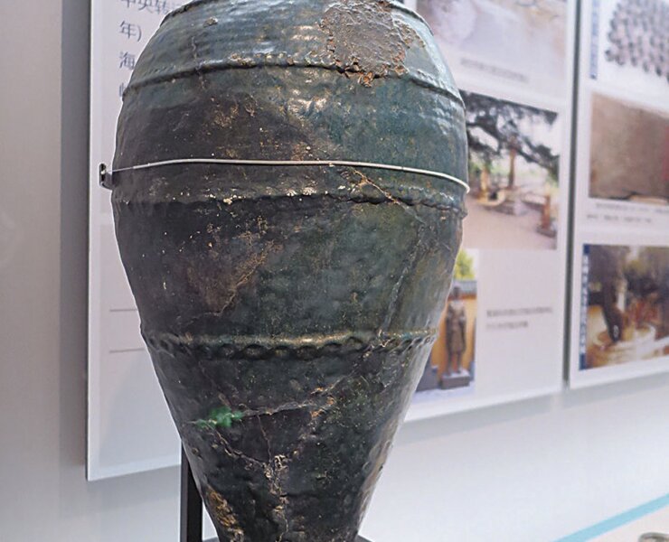 五代〈孔雀藍釉陶瓶〉，福州新店劉華墓出土。