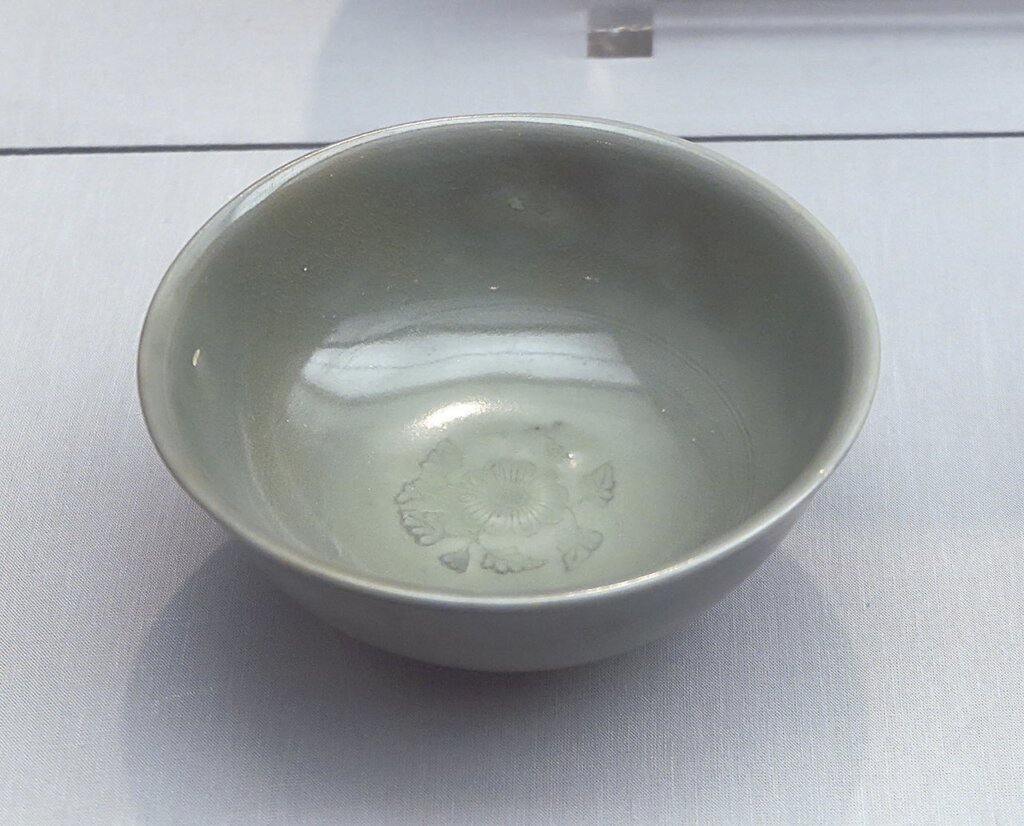 元〈龍泉窯粉青釉模印菊花紋碗〉，1988年洞頭港灣附近窖藏出土，洞頭縣文物保護所藏。