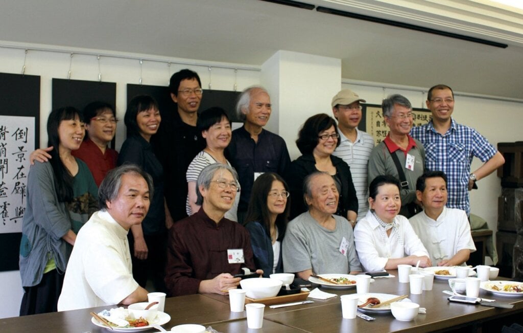 詩人亮軒、管管、林煥彰、蕭蕭與文訊雜誌社長封德屏，和陳宏勉、林淑女、林麗華、蔡耀慶書家餐敘合影。