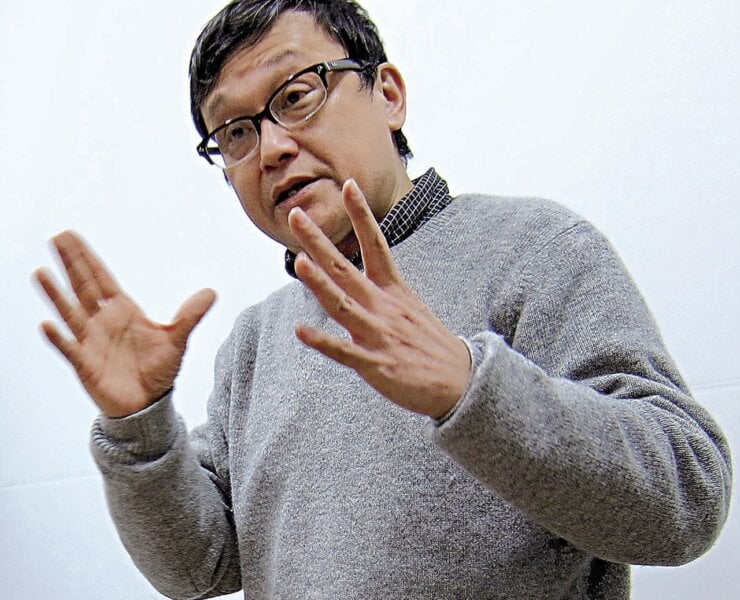 台灣大學藝術史研究所特聘教授謝明良。