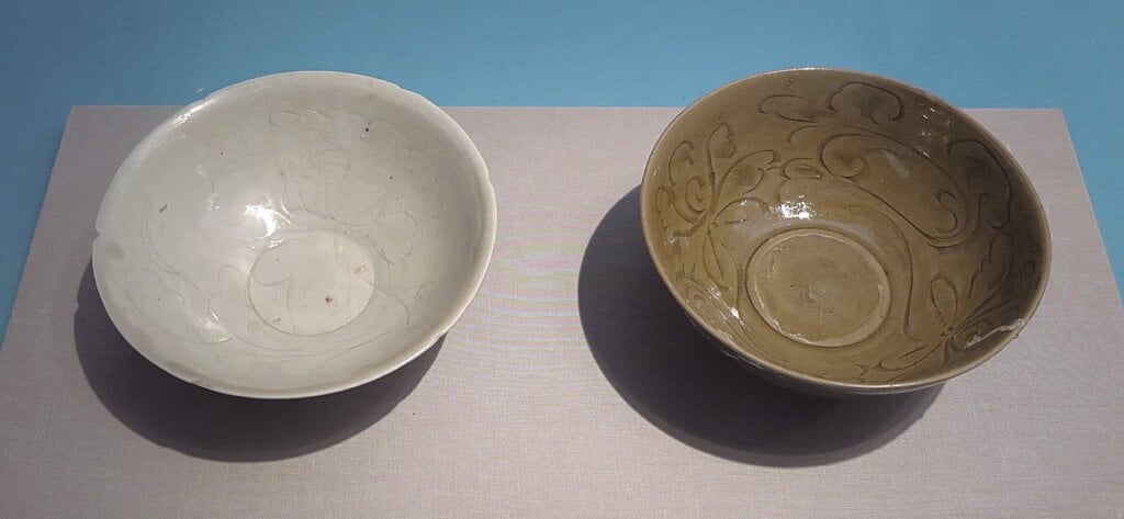 南宋〈義窯青釉刻劃花碗〉（左）、〈龍泉窯青釉碗〉（右），南海一號沉船出水，廣東海上絲綢之路博物館藏。