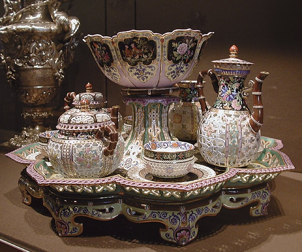 約1840年〈中式鏤空餐瓷組(Déjeuner Chinois Réticulé)〉,硬質瓷器,塞弗爾瓷窯廠製,通體高20公分、寬50公分。法國巴黎羅浮宮藏。