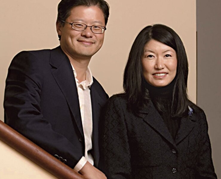 楊致遠與夫人山崎秋子熱衷藝術收藏與贊助，在中國藝術文化的天地裡比翼雙飛。