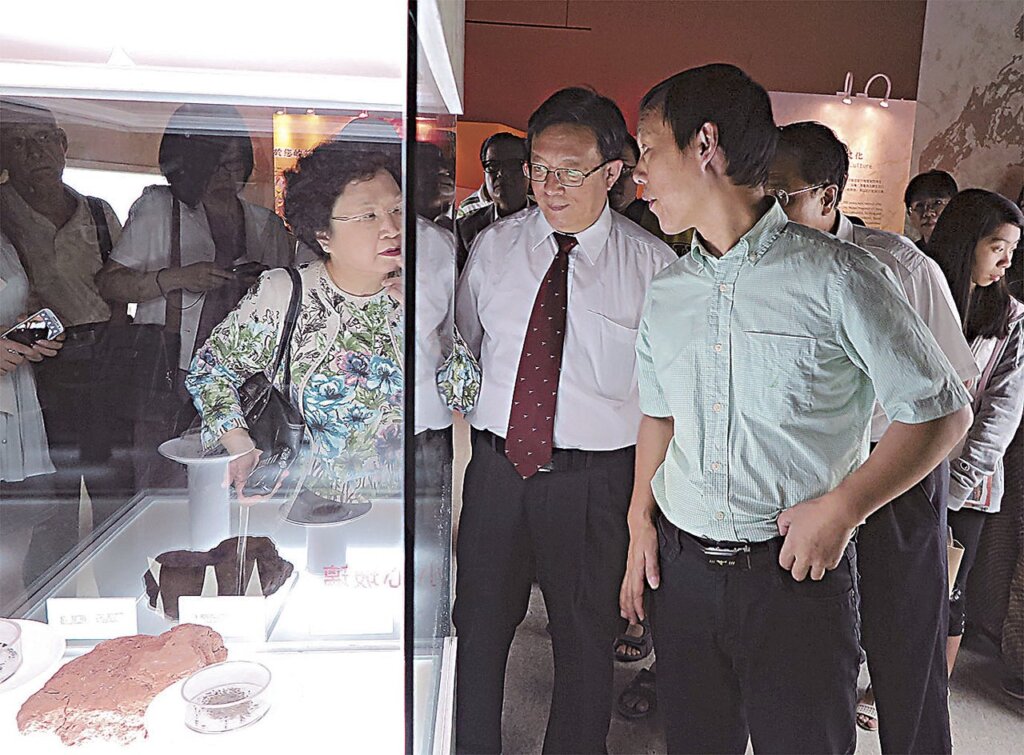 湖北省博物館副館長孟華平為嘉賓導覽第一區「居民的生活」。