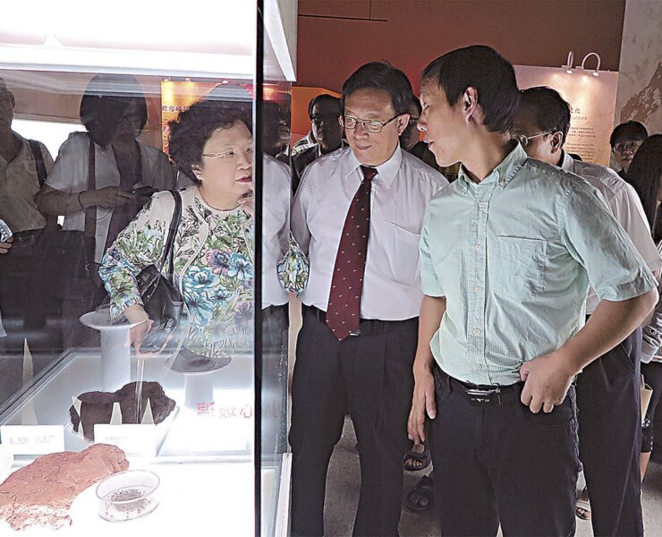 湖北省博物館副館長孟華平為嘉賓導覽第一區「居民的生活」。