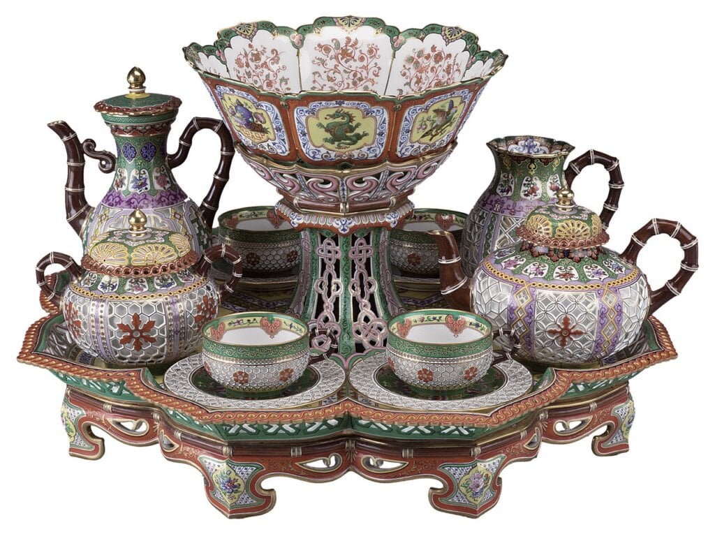 約1842~1843年〈茶與咖啡套組(中式鏤空餐瓷組,Tea and coffee service,「Déjeuner Chinois Réticulé」)〉,硬質瓷器,塞弗爾瓷窯廠製,通體高31.8公分,寬51.2公分。美國底特律藝術博物館© The Detroit Institute of Art,館藏編號2008.15。