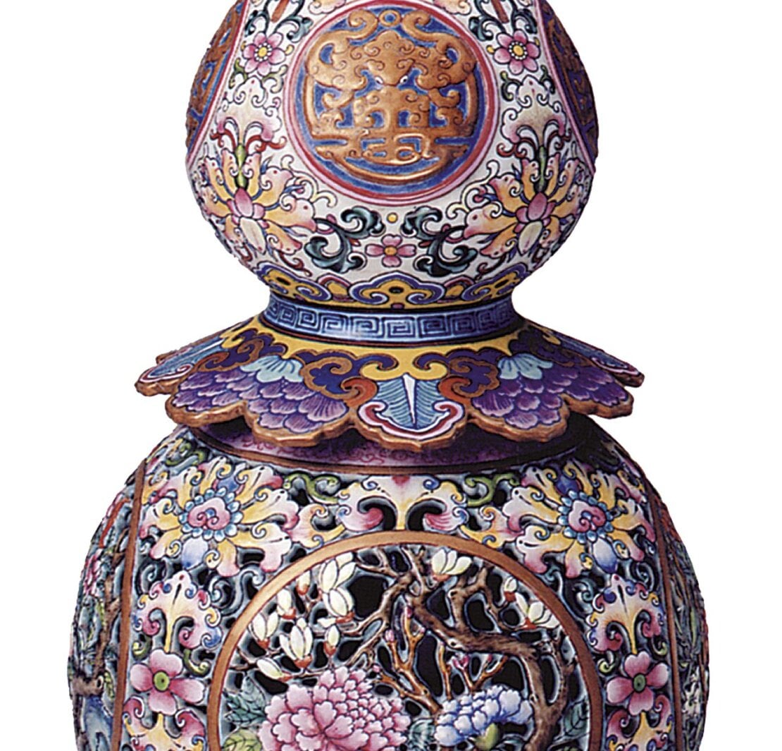 清乾隆〈粉彩鏤空花卉葫蘆式轉心瓶〉,高36.5公分、口徑2.5公分、足徑9公分,北京故宮博物院藏。