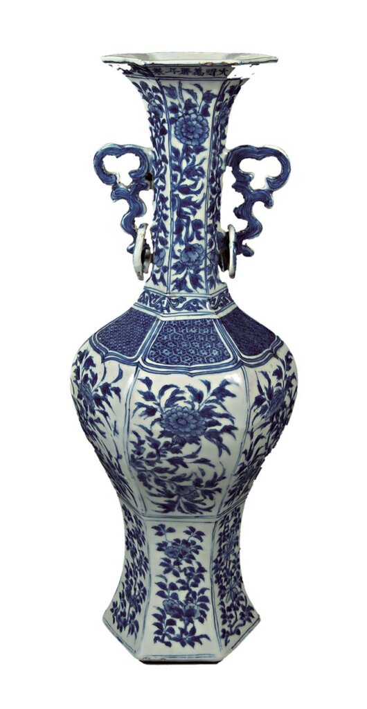 明萬曆〈青花雙耳花紋六角瓶〉，南京博物院藏。©Nanjing Museum / Nomad Exhibitions。