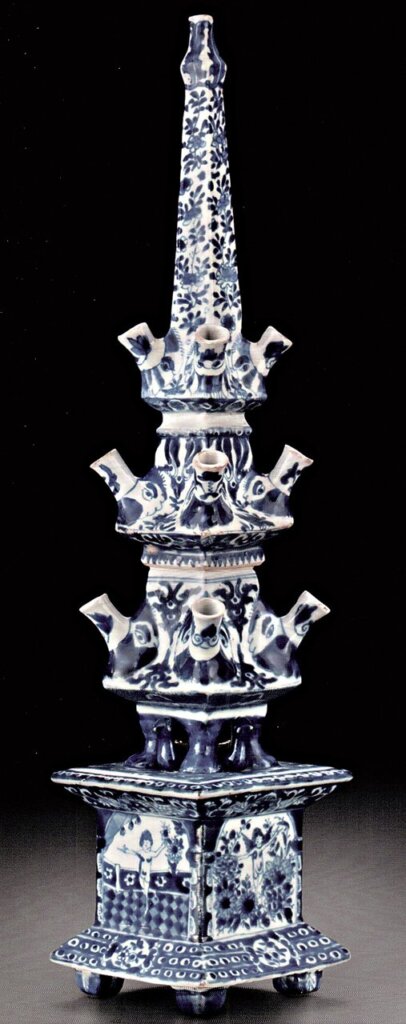 中國景德鎮約1700年〈鬱金香花插〉，高42公分，美國皮巴第博物館藏。