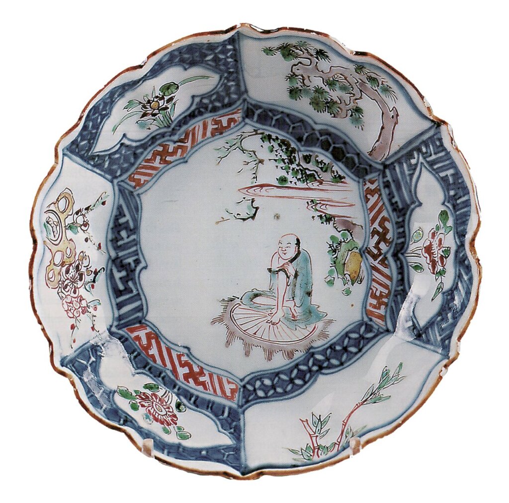 中國景德鎮約1635～1645年〈青花釉裡紅參禪羅漢圖盤〉，高3.4公分，徑15.2公分，私人收藏。