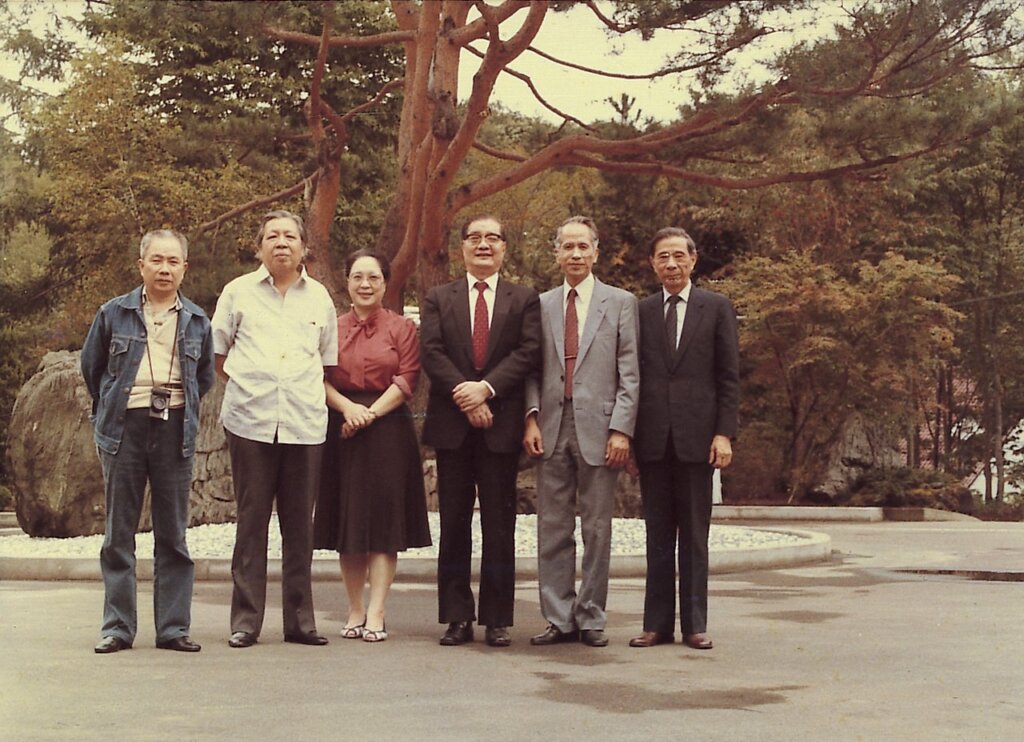 1980年代，左起黃天才、張允中郭玉雨夫婦、何浩天、楊隆生、秦景卿在日本合影。