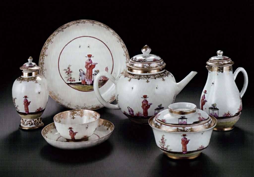 中國景德鎮1735～1745年〈仿邁森風格金彩茶具組〉，茶壺高16.2公分，美國皮巴第博物館藏。
