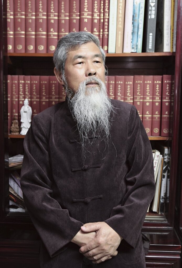 清〈水月觀音坐像〉，象牙，17×27.5公分。