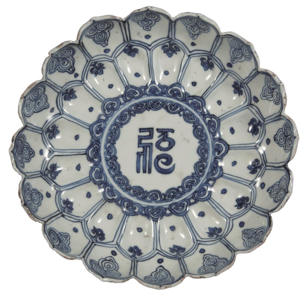 明〈青花蓮形盤〉，南京博物院藏。©Nanjing Museum / Nomad Exhibitions。