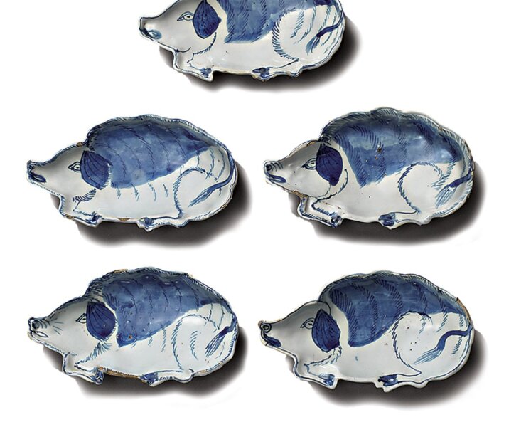 中國景德鎮窯明代天啟年間（1521～1527）〈青花豚形小碟五件〉，每件寬約9.5公分。©Image courtesy of Asian Civilisations Museum。