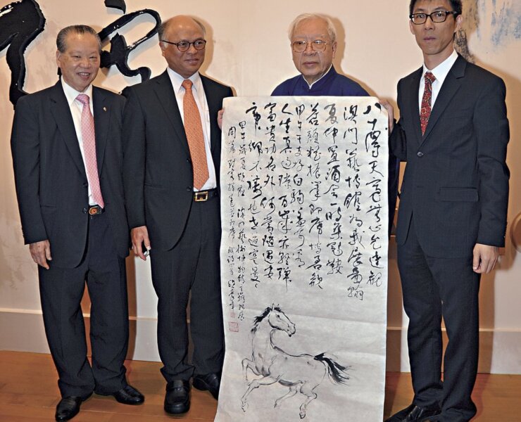 左起香港仁濟醫院前主席蔡百泰、台灣輔仁大學副校長陳榮隆與歐豪年即席揮毫之作、澳門藝術博物館館長陳浩星合影。