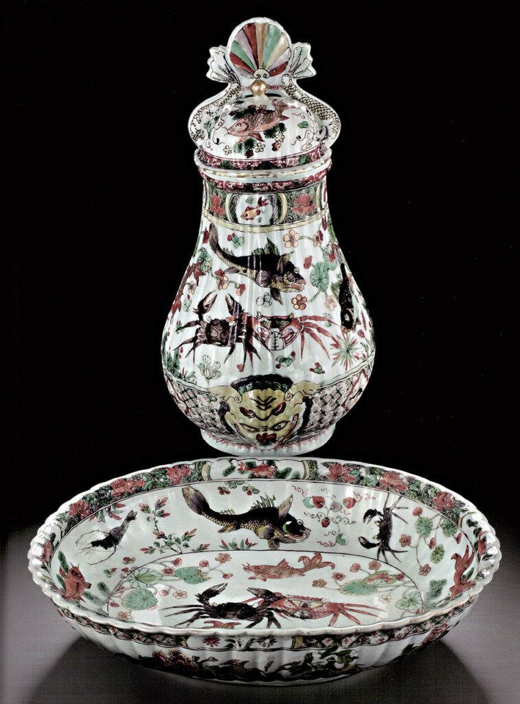 中國景德鎮約1720年〈噴泉壁掛與盆〉，噴泉高41.5公分、盆寬39.5公分，美國皮巴第博物館藏。